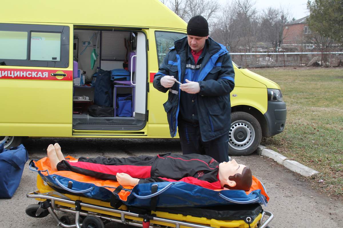 Фото потерпевших. Бригада скорой помощи. Носилки скорой помощи. Оказание скорой помощи человеку.